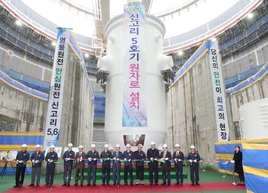 한국수력원자력은 28일 울산광역시 울주군 서생면 신고리 5·6호기 건설현장에서 신고리5호기 원자로 설치 기념식을 열었다고 밝혔다. 이날 정재훈 한수원 사장을 비롯해 관계자들이 기념 테이프를 자르고 있다. <한국수력원자력 제공>